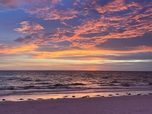 A beach with waves and a sunset sky. - Cozy Avalon 1-bedroom in beautiful Clearwater-newly remodeled (Clearwater)