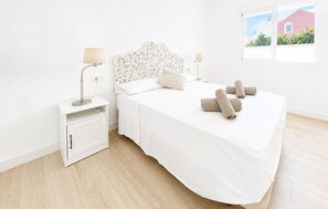 Bed - Awesome home in Nerja with private swimming pool, can be inside or outside (Nerja)