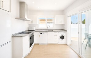 Kühlschrank, Mikrowelle, Herdplatte, Geschirrspüler