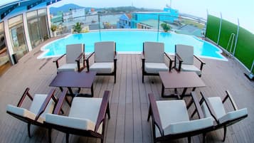 Piscine extérieure, chaises longues