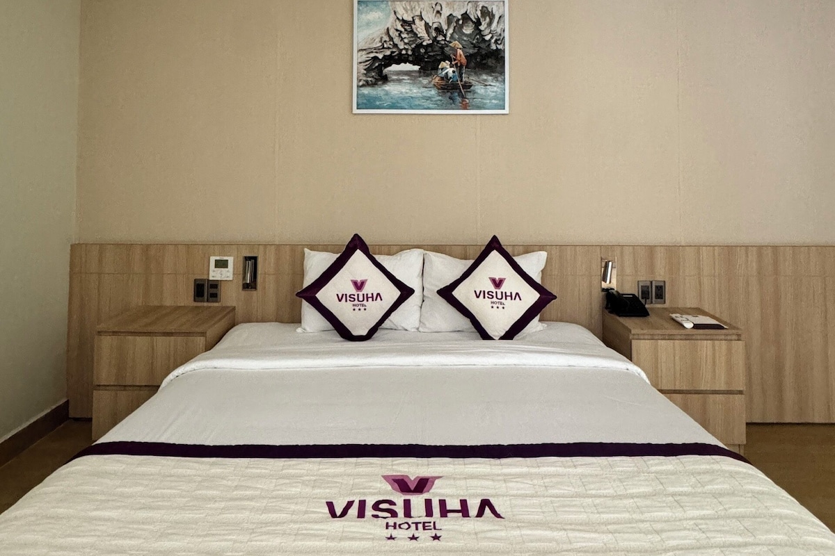 Deluxe Room, 1 King Bed (No view) | In-room safe, blackout curtains, soundproofing