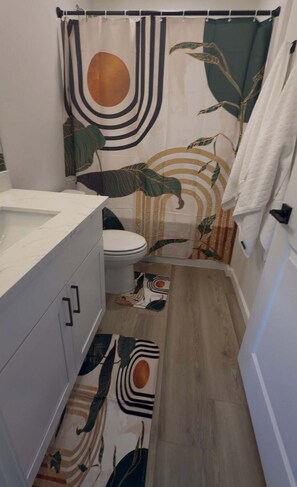 Haartrockner, Handtücher, Seife, Toilettenpapier