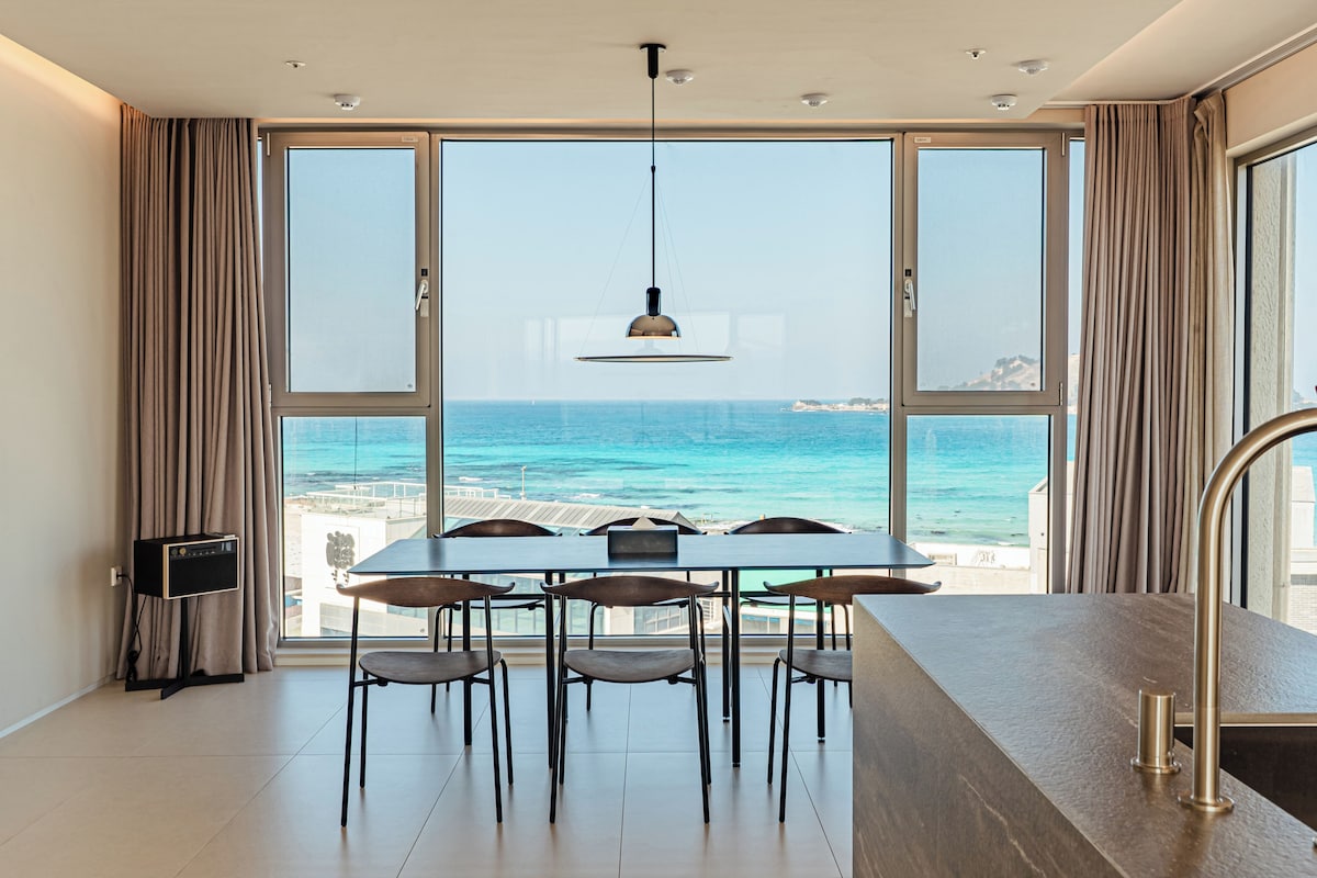 Premium Suite, Balcony, Sea View | Dining