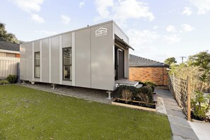 Exterior - Inviting Modern Tiny Home 8 Min Walk to Station (Mitcham)