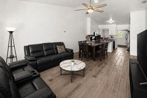 Living area - Comfy 2 Bed 1 bath with a fenced backyard  family home (Fort Myers)