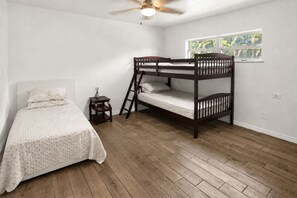 Room - Comfy 2 Bed 1 bath with a fenced backyard  family home (Fort Myers)