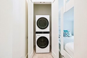 Una sala amb bugaderia i dues rentadores apilades.