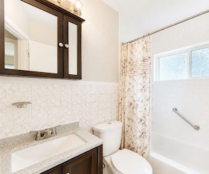 Bathroom - 4-bedroom house in South Bend (South Bend)