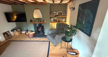 2BR Countryside Pebble Cottage Retreat