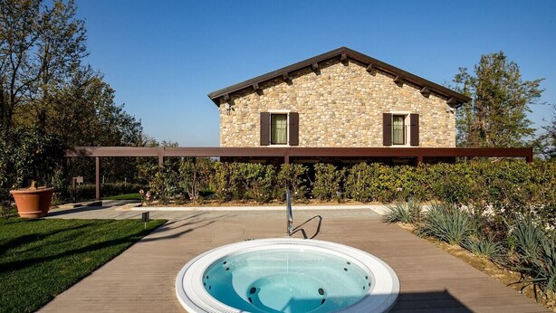A stone house with a pool and a pergola. - Villa Lampina - private villa on luxury estate (Varignana-Palesio)