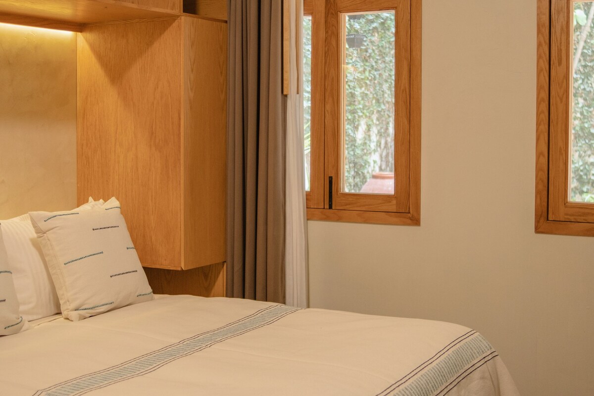 In-room safe, blackout curtains, soundproofing