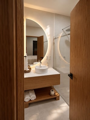 Deluxe Apartment, 1 King Bed with Sofa bed, Kitchenette, Courtyard View | Bathroom - Don Manuel - Luxury Apartments & Studios (Oaxaca de Juárez)
