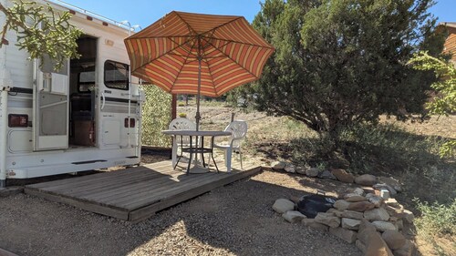 Mountain bungalow in serene Tijeras.  20 min. to downtown ABQ, 35 to Santa Fe