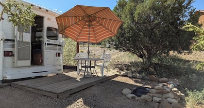 Mountain bungalow in serene Tijeras. 20 min. to downtown ABQ, 35 to Santa Fe