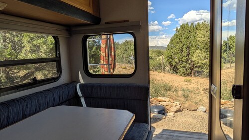 Mountain bungalow in serene Tijeras.  20 min. to downtown ABQ, 35 to Santa Fe