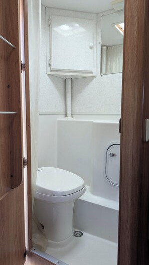 Dusche, Handtücher, Seife, Toilettenpapier