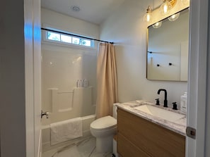 Banheira de hidromassagem, secador de cabelo, toalhas de banho, sabonete