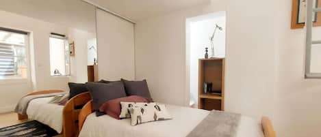 2 bedrooms, iron/ironing board, WiFi (free)