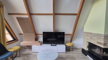 テレビ、暖炉