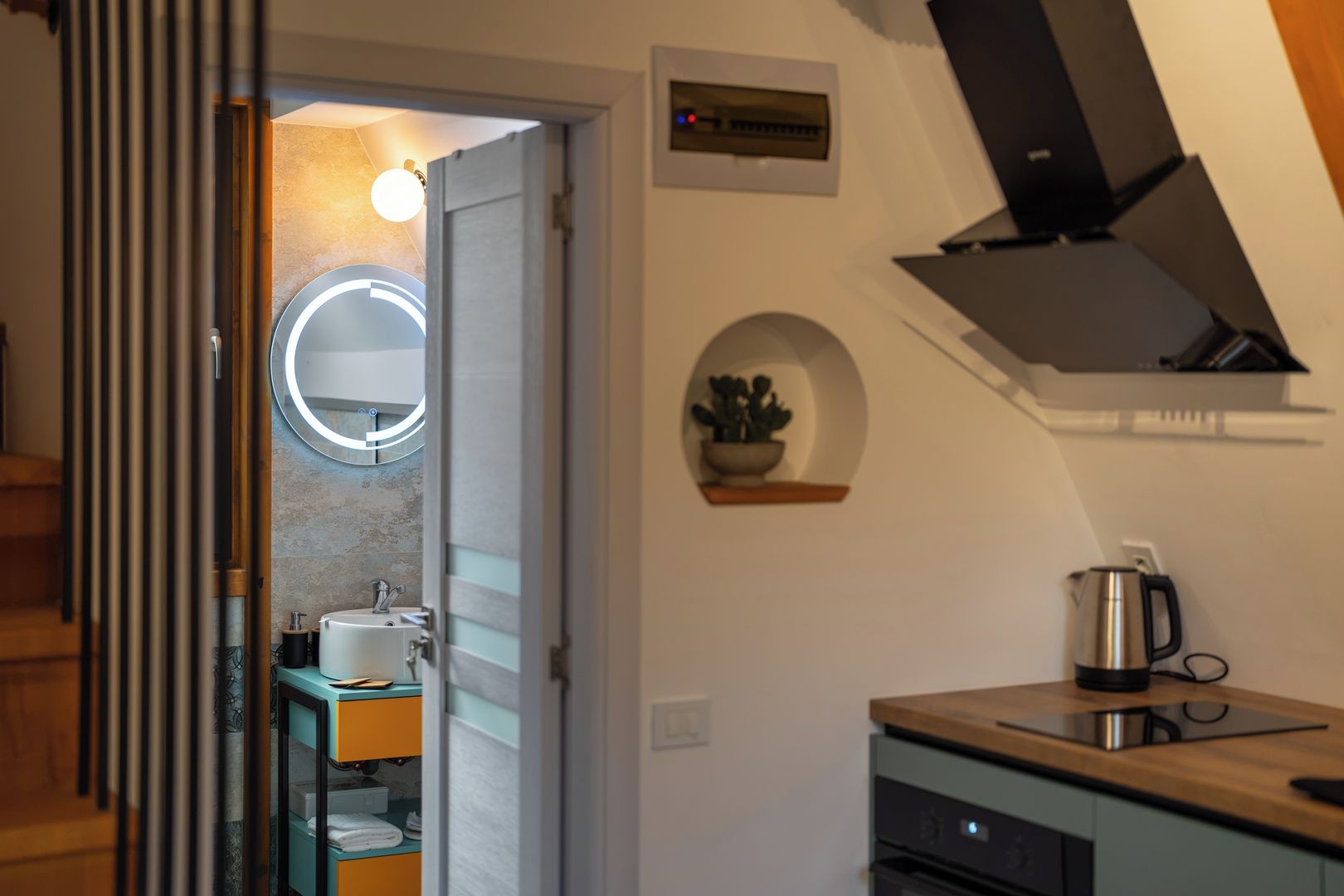 Una cocina moderna con horno empotrado, cafetera y microondas.