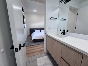 Tabla de planchar con plancha, wifi y ropa de cama 