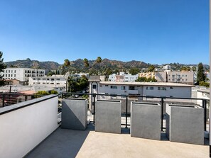 A rooftop terrace with a view of a cityscape and mountains. - All New Luxury 5-Level Home with Rooftop in the heart of LA, City Views, Parking (Los Angeles)