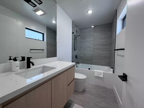 Ducha, secador de pelo, toallas, jabón