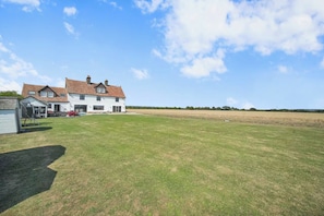 A large white house with a spacious lawn in front. - Berry Lodge I 5 Bed House Sleeps 10 -Hot Tub -Spa (Upminster)