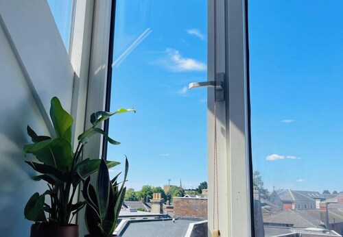 Apartment Sleeps 4 - WiFi, Close to Football Club