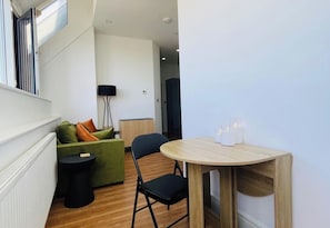 Unclassified image, 4 of 14, button - Apartment Sleeps 4 - WiFi, Close to Football Club (Ipswich)