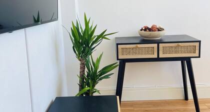 Apartment Sleeps 4 - WiFi, Close to Football Club