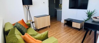 Apartment Sleeps 4 - WiFi, Close to Football Club