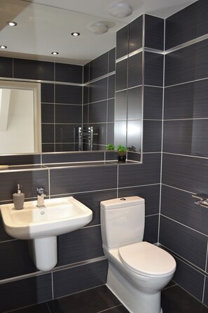 Een douche, handdoeken