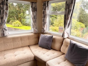 TV, fireplace, stereo - Lodge with stunning view in Wymess Bay (Skelmorlie)