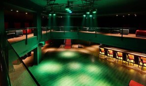 Un auditorio de varios niveles con asientos escalonados y un escenario.