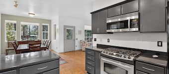 Creekside Inn- sleeps 6, pets ok- perfect private getaway