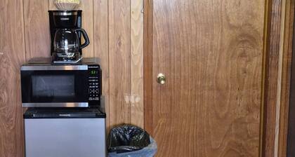 Adorable 1-bedroom studio with AC in Kansas City near The Legends speedway.