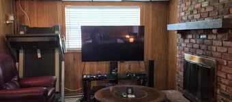 Adorable 1-bedroom studio with AC in Kansas City near The Legends speedway.