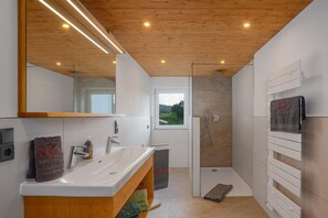 Bathroom - Vrbo Property (Zwiesel)