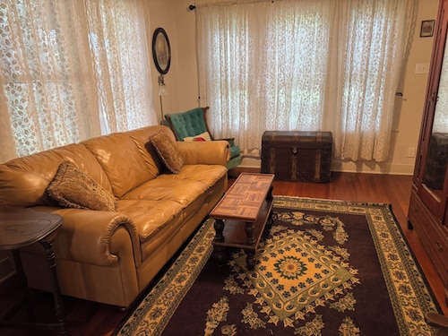Enjoyable 2-bedroom cottage with AC in charming San Antonio.