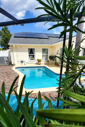 A swimming pool with a tiled edge, surrounded by a brick patio. - Cozy 1-Bedroom Studio In Fabulous Orlando With AC and Access To Pool (Orlando)