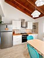 Apartamento conforto, sacada, vista para o jardim | Cozinha privada | Geladeira grande, talheres/pratos/utensílios de cozinha