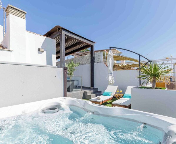 A rooftop pool area with lounge chairs and a hot tub. - Colina Hill Living4malaga (Torremolinos)