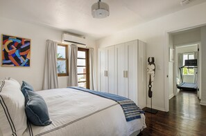 Tabla de planchar con plancha, wifi y ropa de cama 