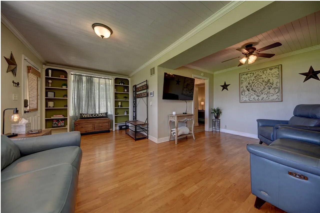 Spacious 4-bedroom House In Historic Downtown Brenham - Brenham, TX
