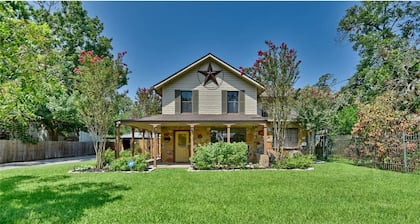Spacious 4-bedroom house in historic downtown Brenham
