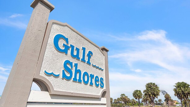 En skylt med texten ”Gulf Shores” som visar platsen.