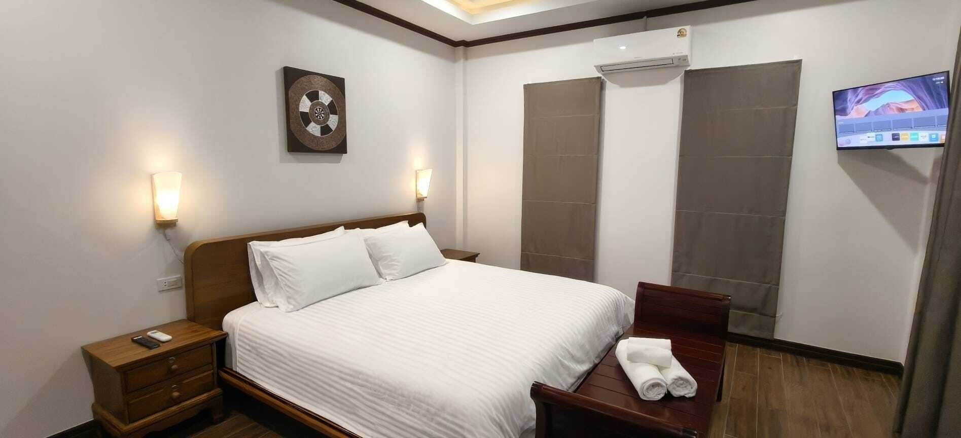 Deluxe Room, Garden View | Premium bedding, in-room safe, laptop workspace, blackout drapes