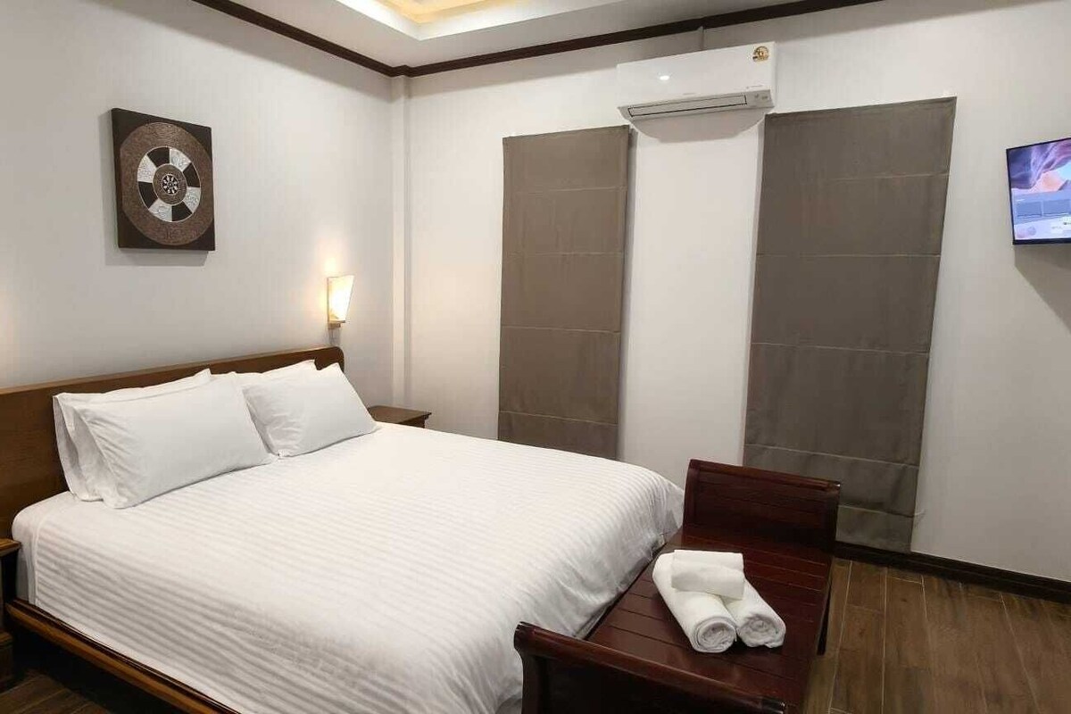 Ropa de cama de alta calidad y caja de seguridad en la habitación 