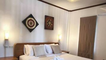 Deluxe Room, Garden View | In-room safe, laptop workspace, blackout drapes, WiFi (free)